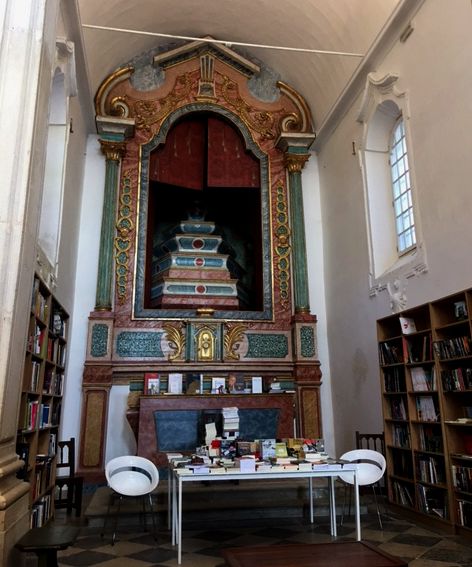 Interior da livraria de Santiago, uma antiga igreja convertida em loja de livros