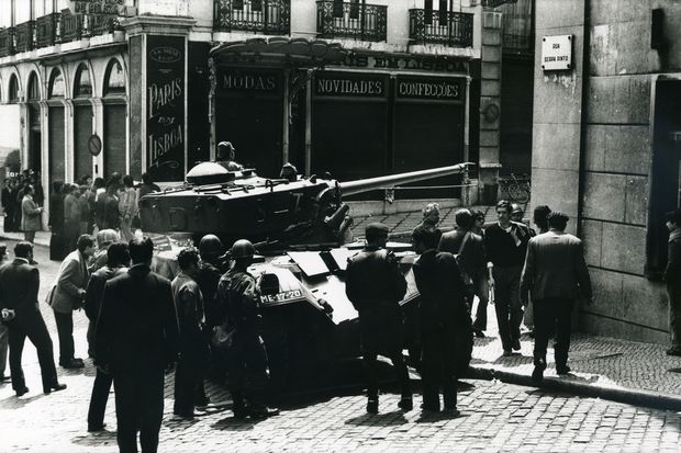 Tanque cruza esquina das ruas Serpa Pinto e Garrett, no Chiado, em Lisboa em 25 de abril de 1974 (Foto: Divulgação/Associação 25 de Abril) 