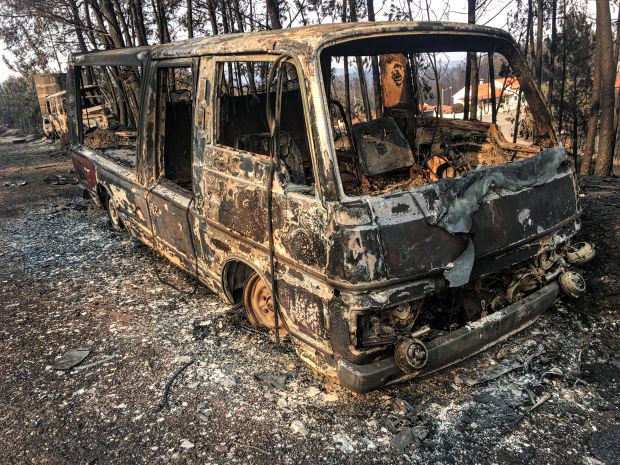 Veículo destruído por incêndio na estrada nacional 236, que ficou conhecida como "estrada da morte" | Foto: Giuliana Miranda/Folhapress