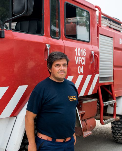 Bombeiro-voluntário Pedro Passos passou dias e noites no combate ao incêndio no centro de Portugal | Foto: Giuliana Miranda/Folhapress