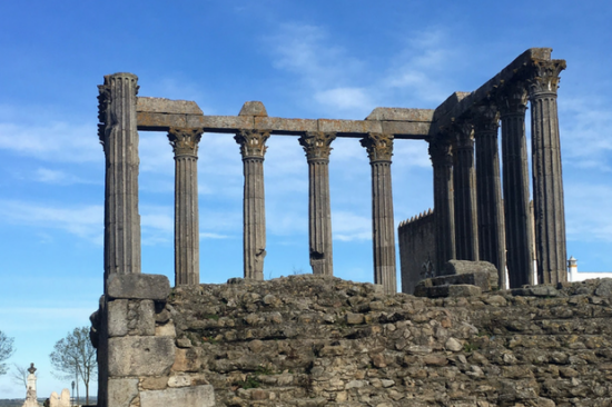 Templo romano de Évora é um dos cartões-postais da cidade | Foto: Giuliana Miranda/Folhapress