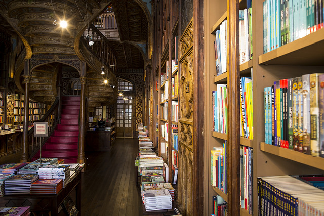 Escadaria vermelha é um dos símbolos da livraria Lello | Foto: Visit Porto