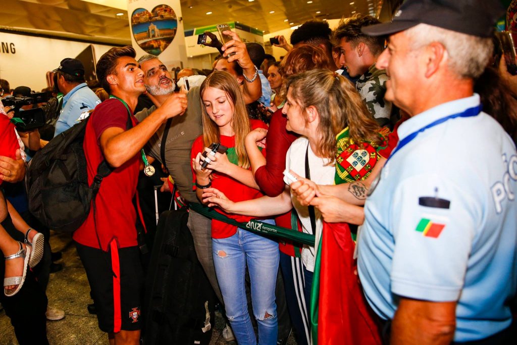 Torcedores receberam os campeões europeus com festa no aeroporto de Lisboa | Foto: Divulgação/Federação Portuguesa de Futebol