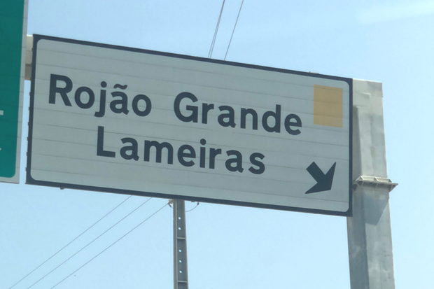 Placas para Rojão Grande chamam a atenção no Norte de Portugal | Foto: Giuliana Miranda/Folhapress