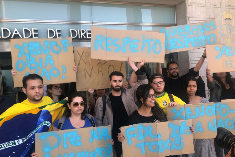 Estudantes brasileiros protestaram, em abril, contra xenofobia nas universidades portuguesas | Foto: Giuliana Miranda/Folhapress