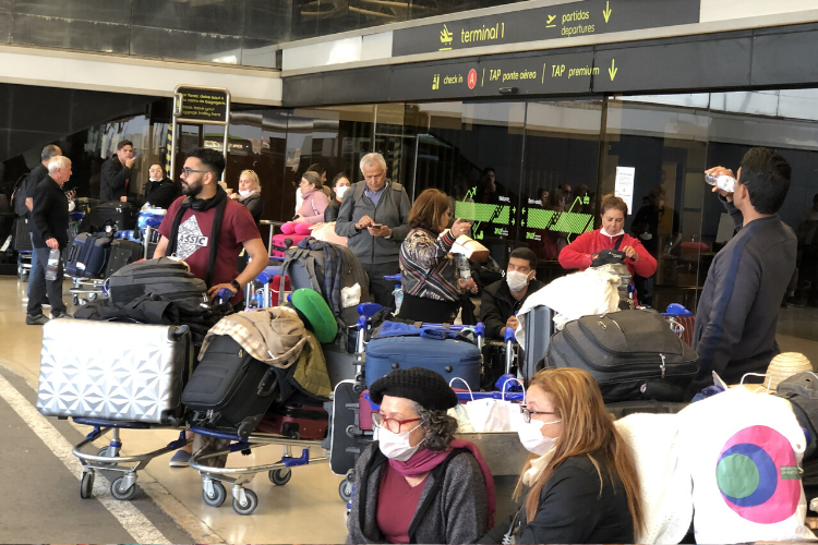 Brasileiros enfrentam dificuldades no aeroporto de Lisboa | Foto: Giuliana Miranda/Folhapress